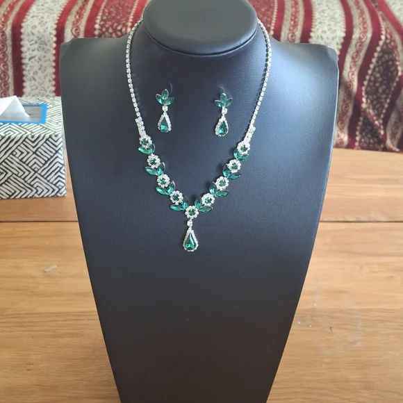 Emerald Green and Silver Necklace Set - Picture 6 of 6